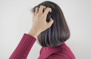 Allergie au shampoing ou psoriasis du cuir chevelu : la différence