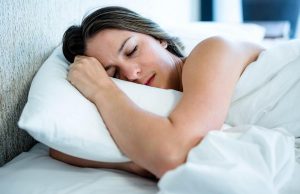 Quatre problèmes que vous risquez si vous dormez sur le ventre