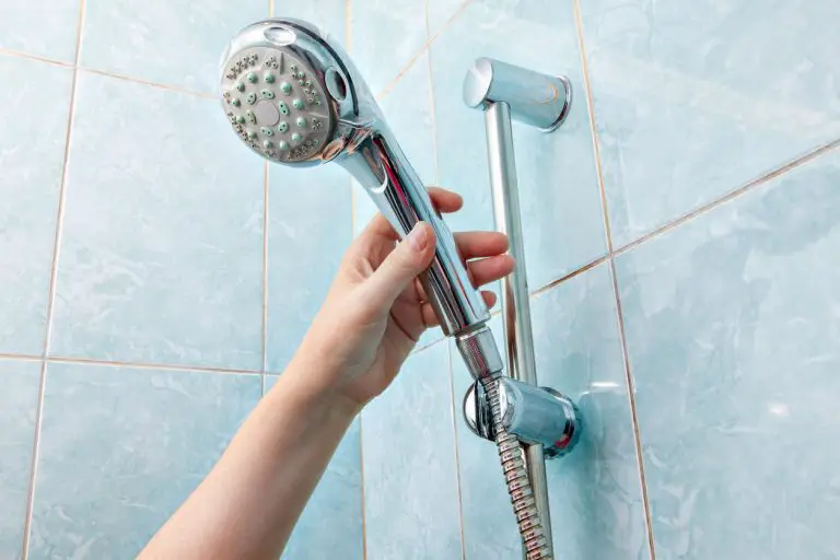 Hygiène : pourquoi votre pommeau de douche peut être dangereux