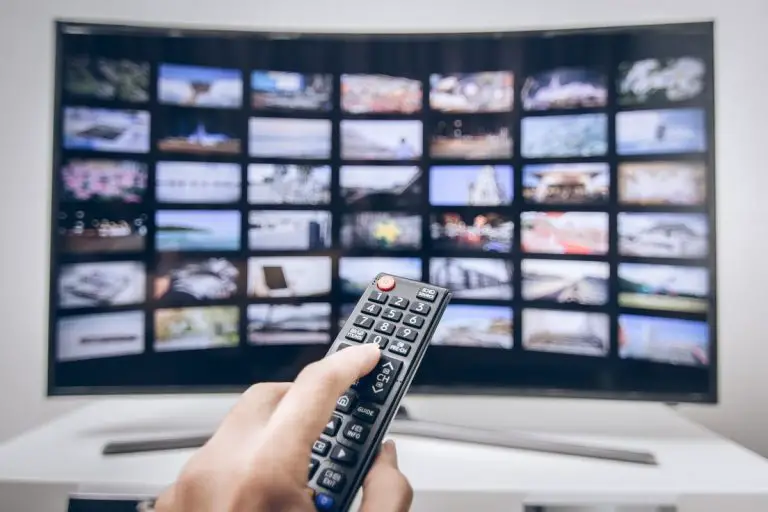 Regarder la tv plus de 2 heures par jours accélère le risque de décès