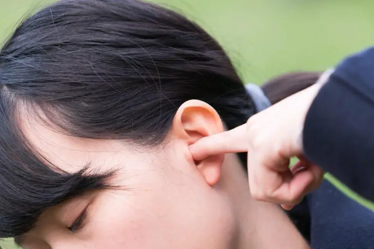 Oreille qui siffle : les remèdes de grand-mère