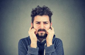 Craquement à l’oreille pendant la déglutition : qu’est-ce que ça cache ?