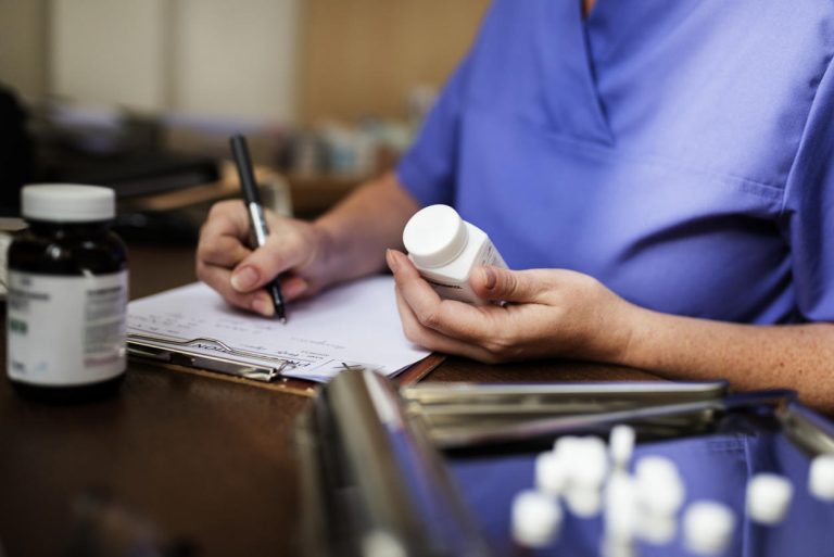 Une femme reçoit un médicament anti troubles érectiles pour soigner sa sécheresse oculaire