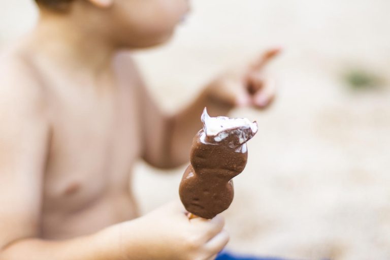 Il mange une glace au citron et voit sa peau brûler