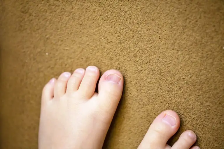 Ébouillantée par sa grand-mère, une fillette de 2 ans pourrait perdre ses pieds