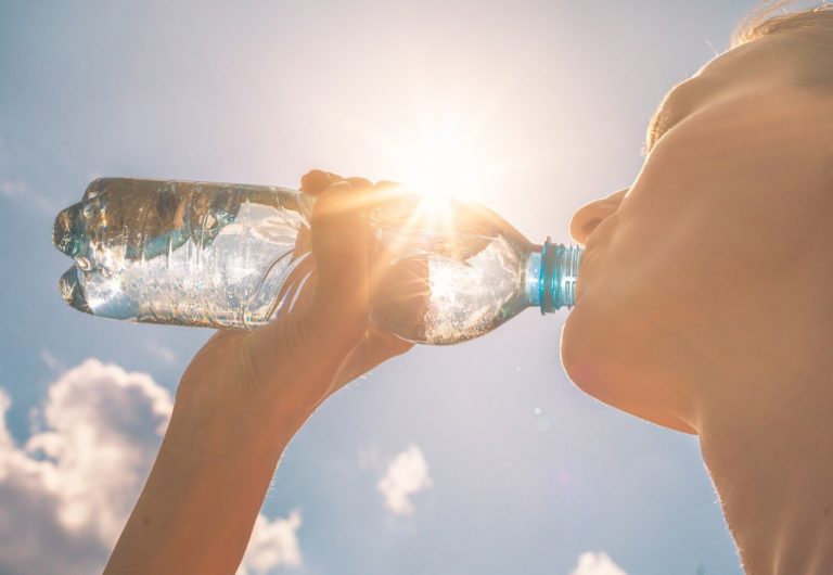 Canicule : combien de litres d’eau faut-il boire par jour ?