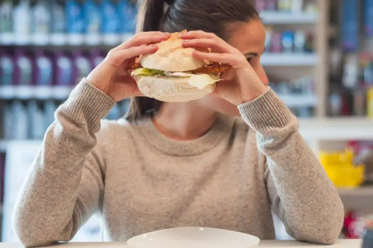 Route des vacances : les plats à éviter à la station-service