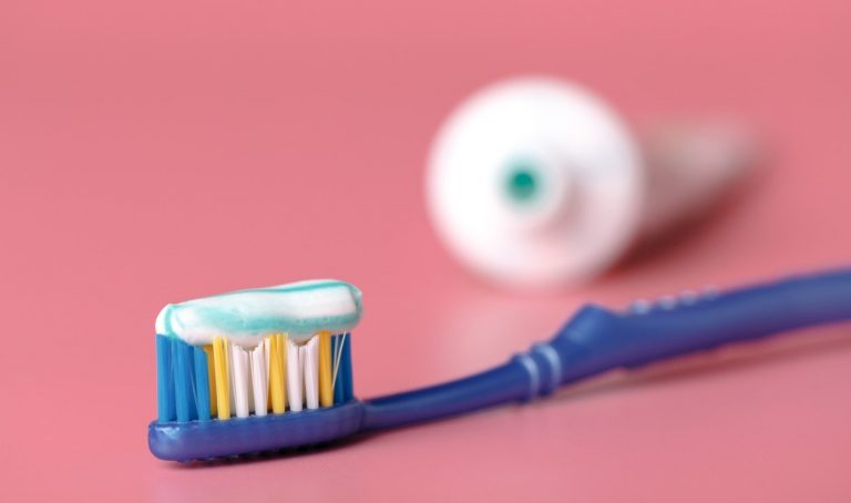 Dentifrice sans fluor : il augmente vos risques de caries, alerte l’UFSBD