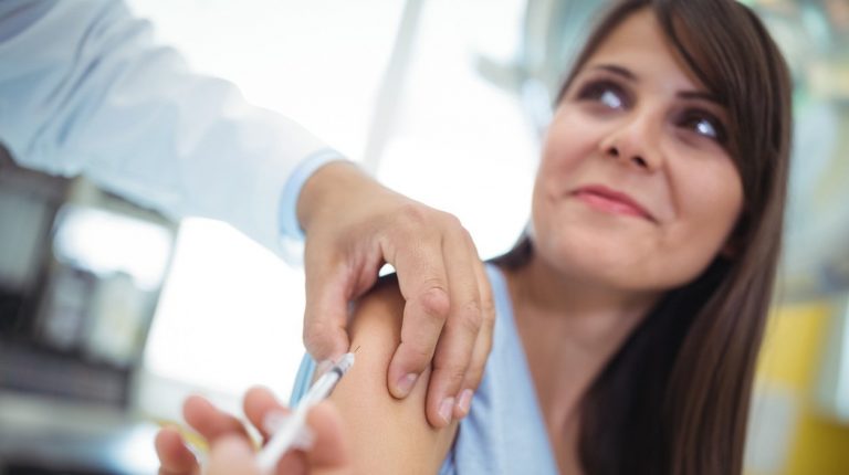 Vaccin : sourire rend la piqûre moins douloureuse