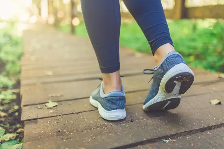 Insomnie : marcher dès le réveil améliore votre sommeil, selon un médecin