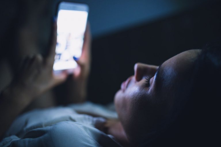 Sommeil : le « mode nuit » de votre téléphone vous aide-t-il vraiment à dormir ?