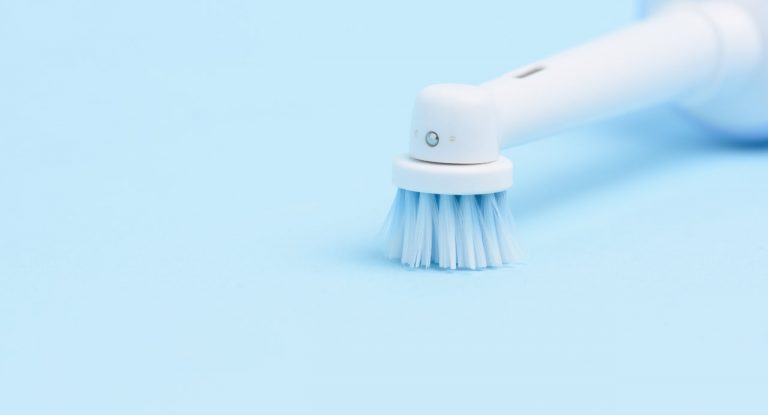 Brosse à dents électrique : les conseils d’un dentiste pour la choisir