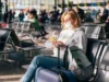 femme assises dans un aéroport avec un masque